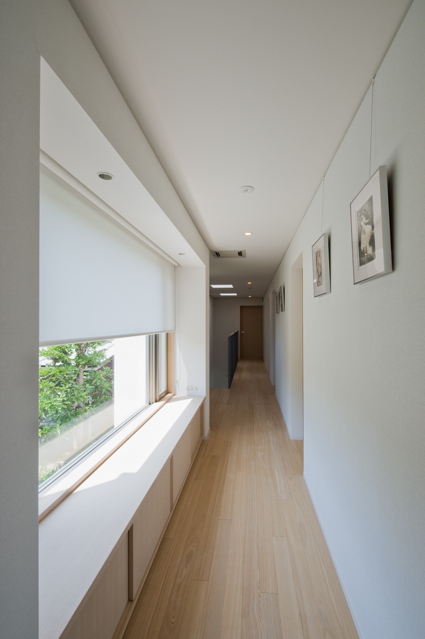 Second floor corridor towards main bedroom	   Second floor corridor towards main bedroom